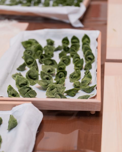 A tray of just-made ravioloni