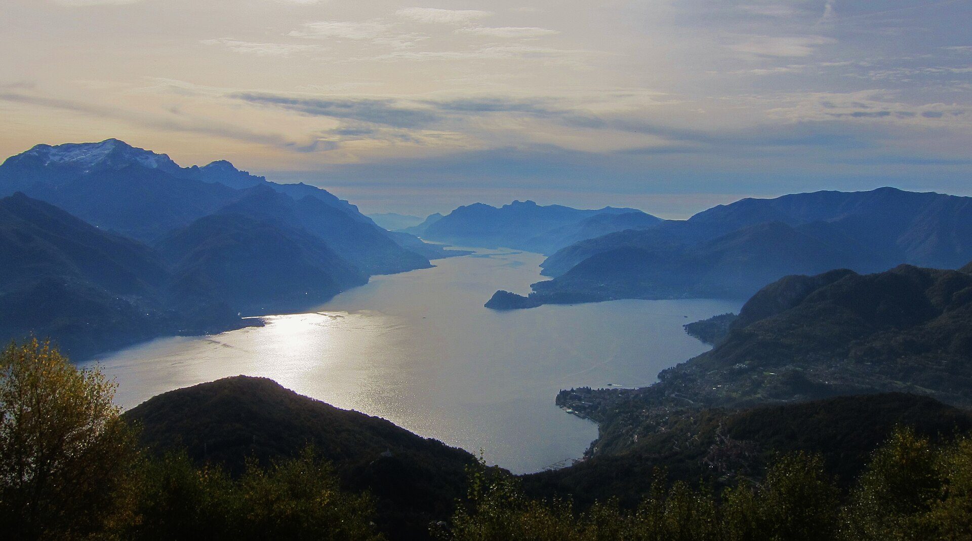 A sweeping panorama of Lake Como and the surrounding mountains
