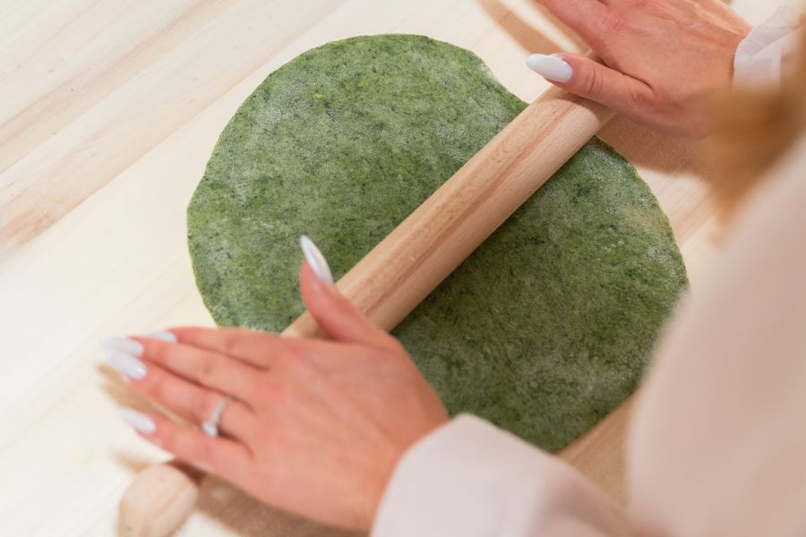 Sfoglia verde tirata a mano col mattarello durante la masterclass di ravioli
