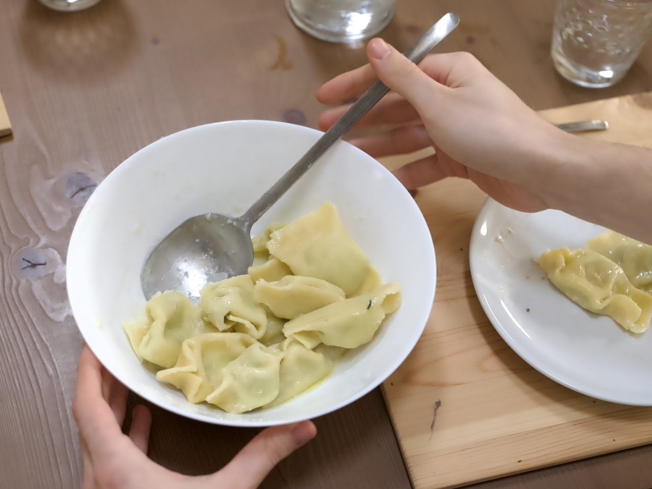 Ravioloni freschi in preparazione durante il corso di ravioli a Como