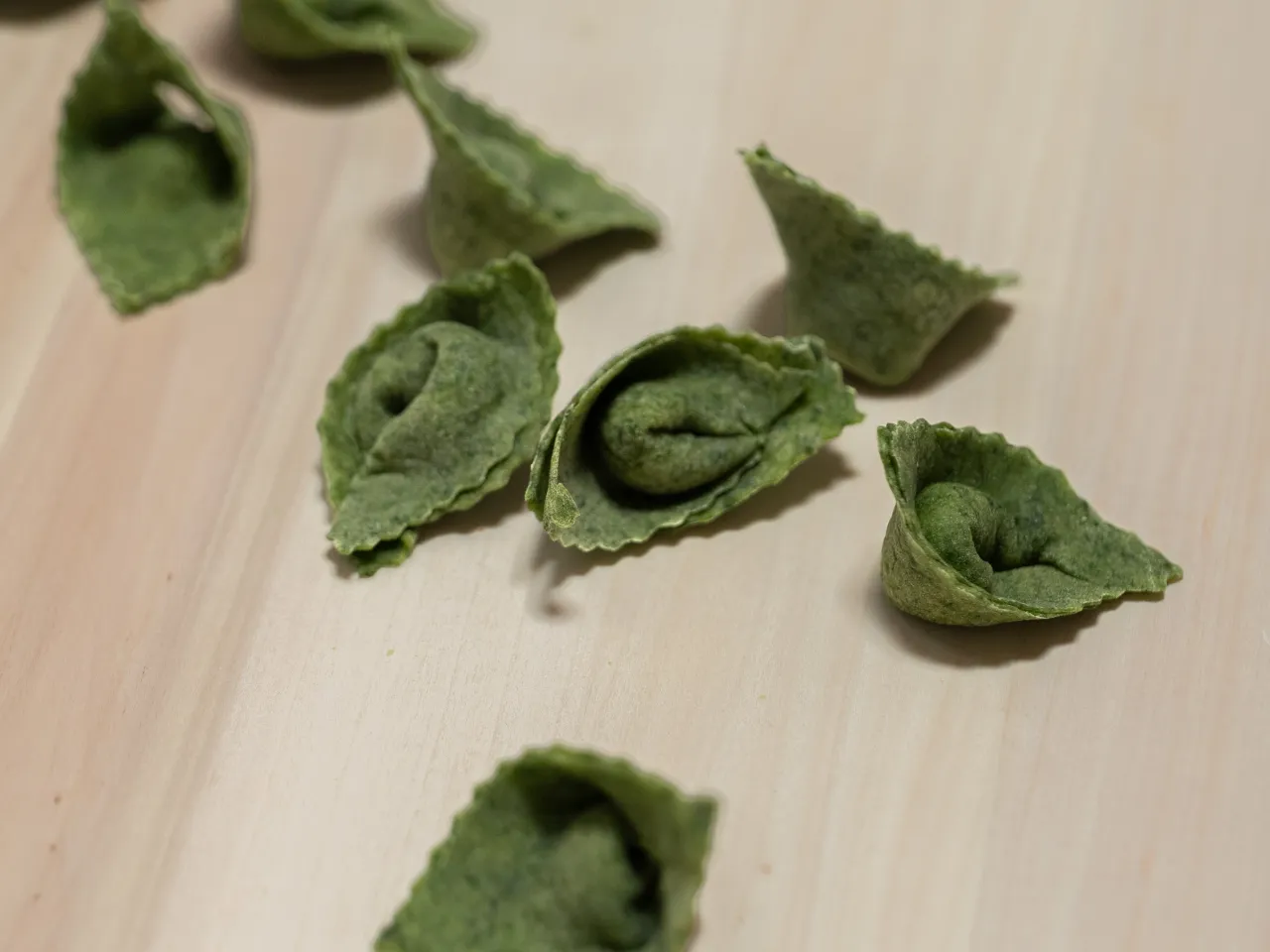 Frische Ravioloni, die während eines Ravioli-Kochkurses in Como zubereitet werden
