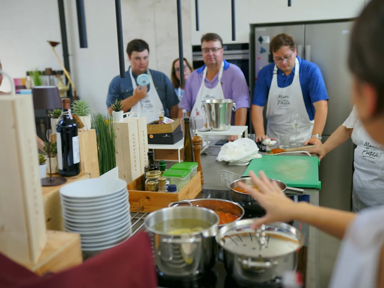 Risotto Masterclass in Como – Carnaroli-Reis im Topf während des Risotto-Kochkurses