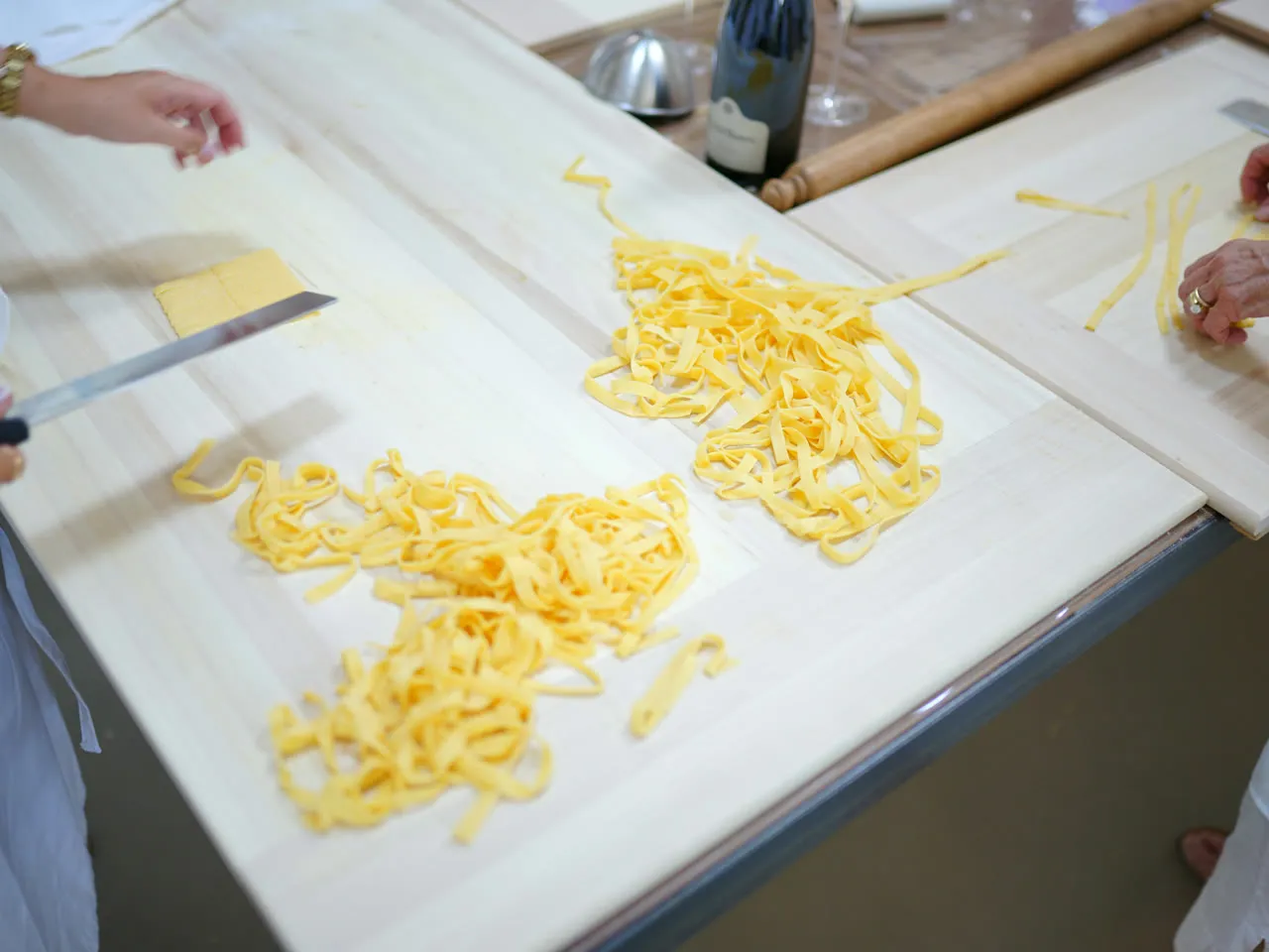 Tagliatelle-Masterclass in Como – frische Pasta von Hand mit dem matterello ausgerollt
